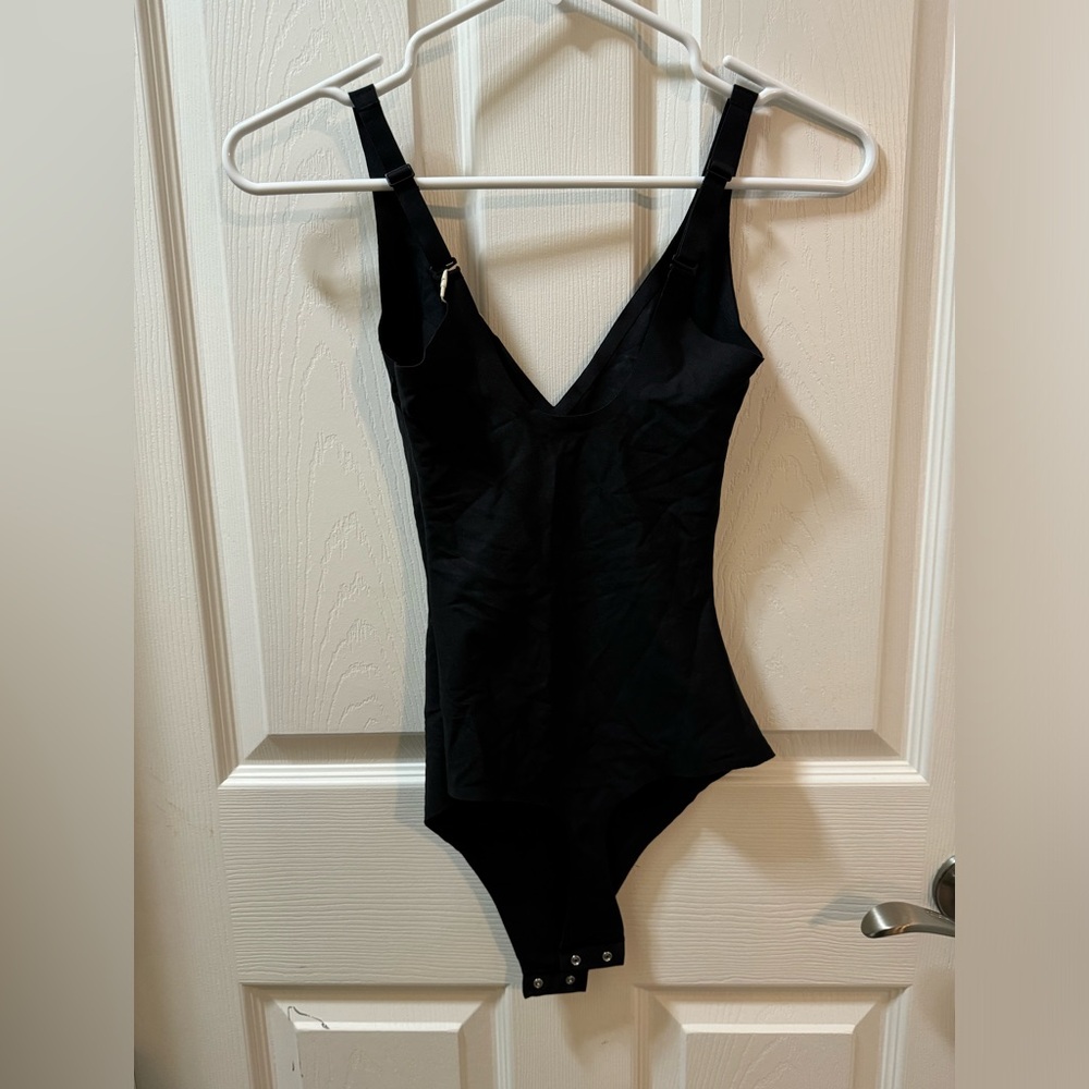 SKIMS BODY UNLINED PLUNGE THONG BODYSUIT - Picture 5 of 11